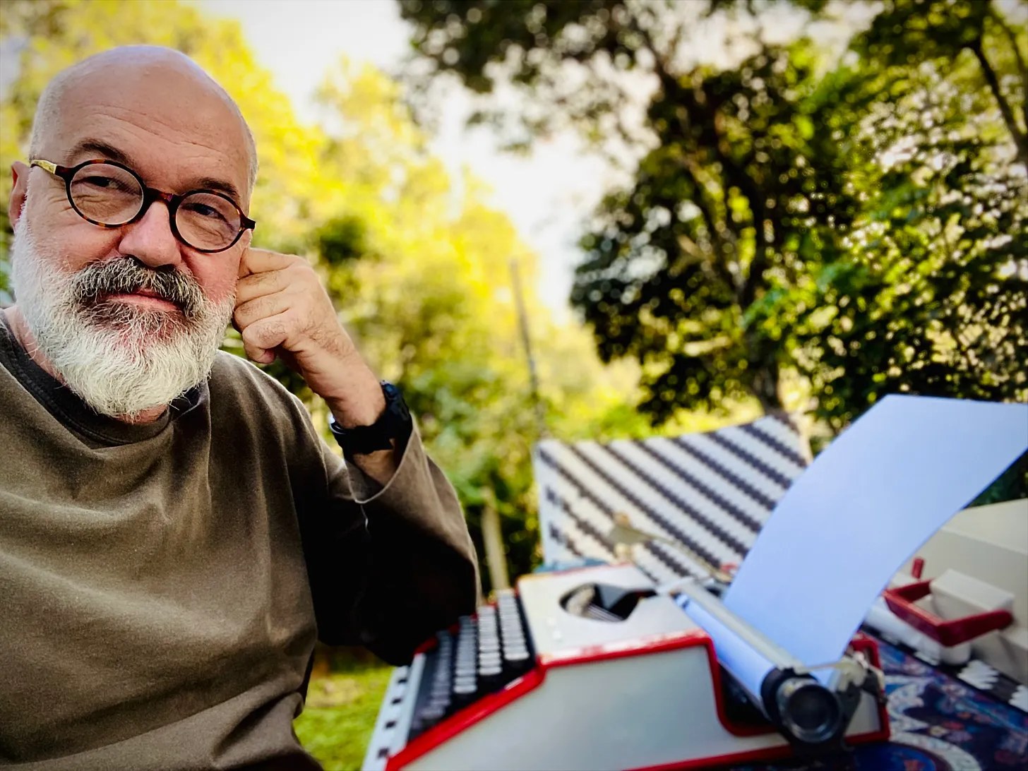 Cadu Lemos no ato de escrever, com máquina de escrever