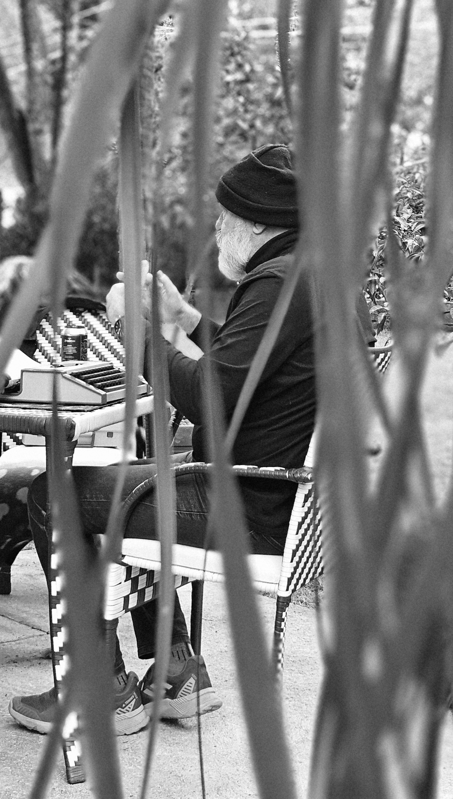 Com a máquina de escrever